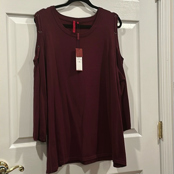 Ladies sweater.  Cold shoulder  with lace detail - Picture 1 of 3
